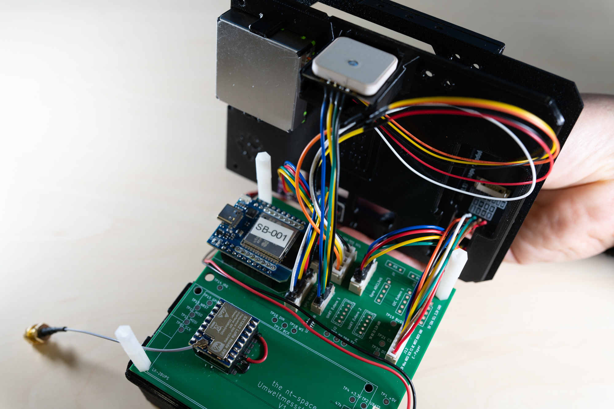 Aufgeklappte UMS mit Elektronik, Verkabelung und verschiedenen Baugruppen