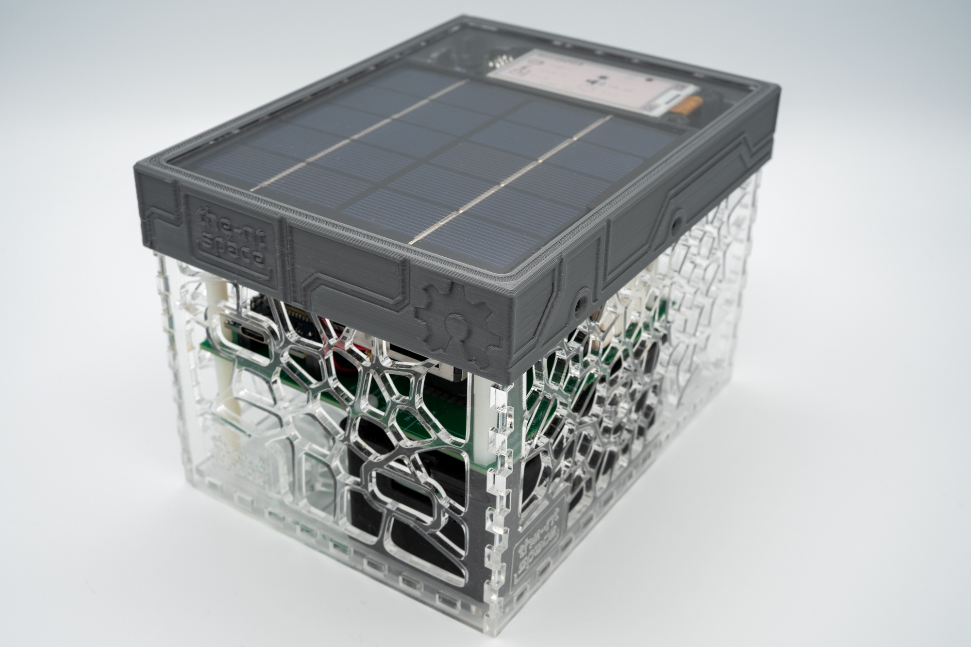 Umweltmessstation mit Solarmodul und transparentem Gehäuse